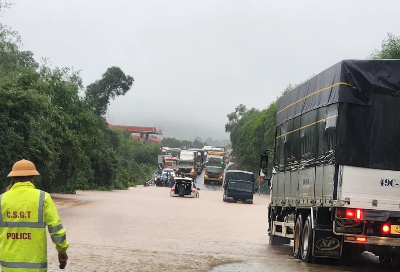 Miền Trung vẫn mưa lớn, vùng tâm điểm dịch chuyển khỏi Đà Nẵng