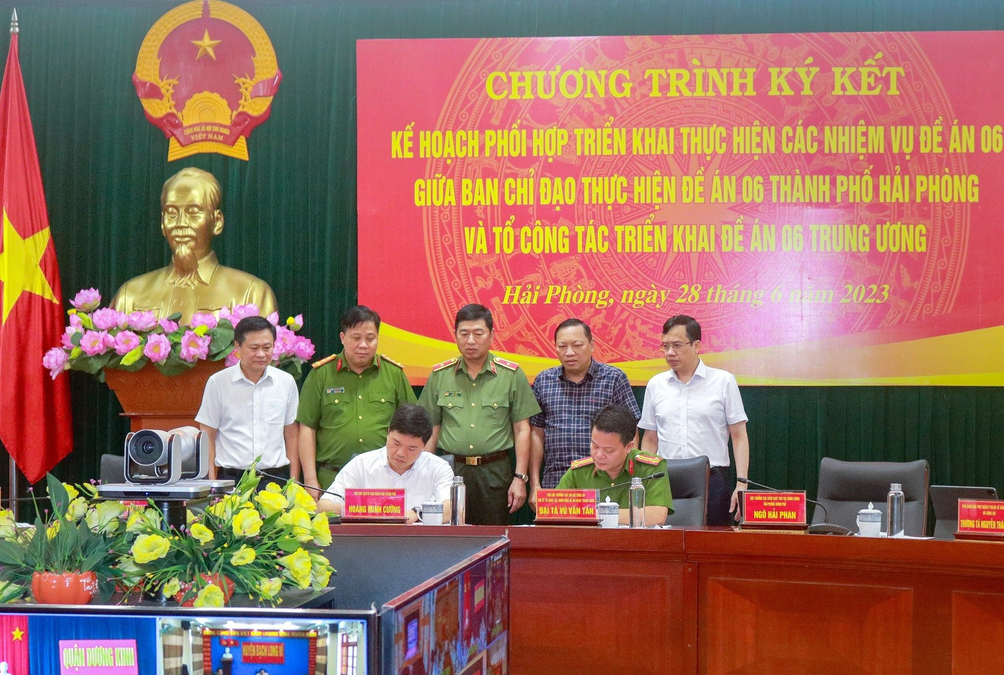 ong cuong va cong an voi so 4t.jpeg