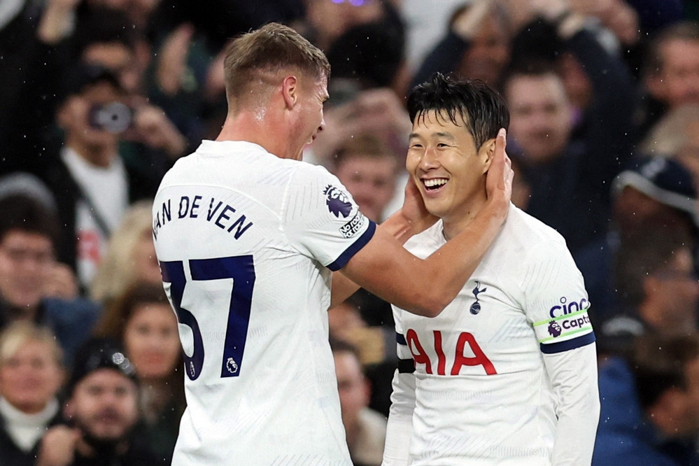 Son Heung-min rực sáng đưa Tottenham trở lại ngôi đầu