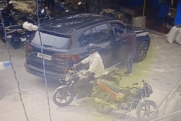 Thanh niên đập vỡ cửa sổ xe BMW X5, chui người vào trong trộm tiền
