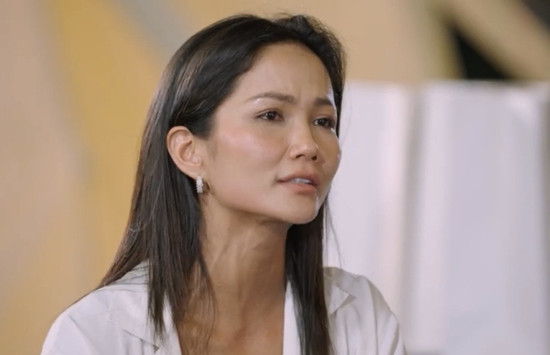 Thu Phương, H'Hen Niê khóc nức nở ở ‘Chị đẹp đạp gió’ bản Việt