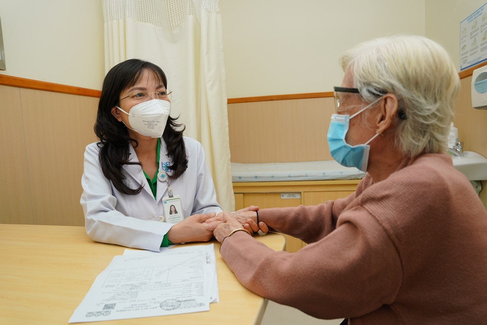 ts bs cao thanh ngoc kham cho nguoi benh.jpg