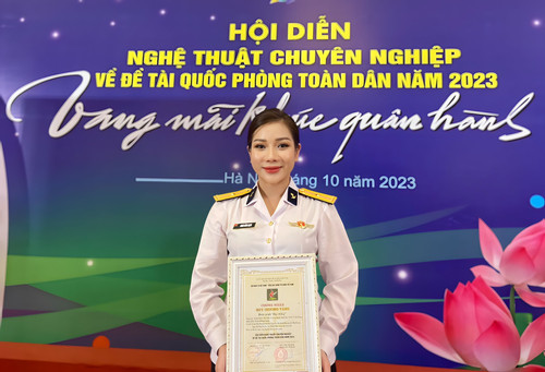 Á quân Sao Mai Hồng Hạnh đoạt Huy chương vàng Hội diễn toàn quân