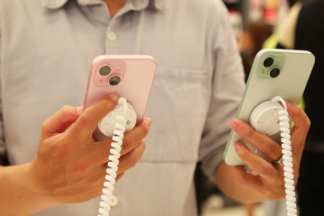 Bất chấp iPhone 15 ra mắt, doanh thu iPhone online tại Việt Nam sụt giảm