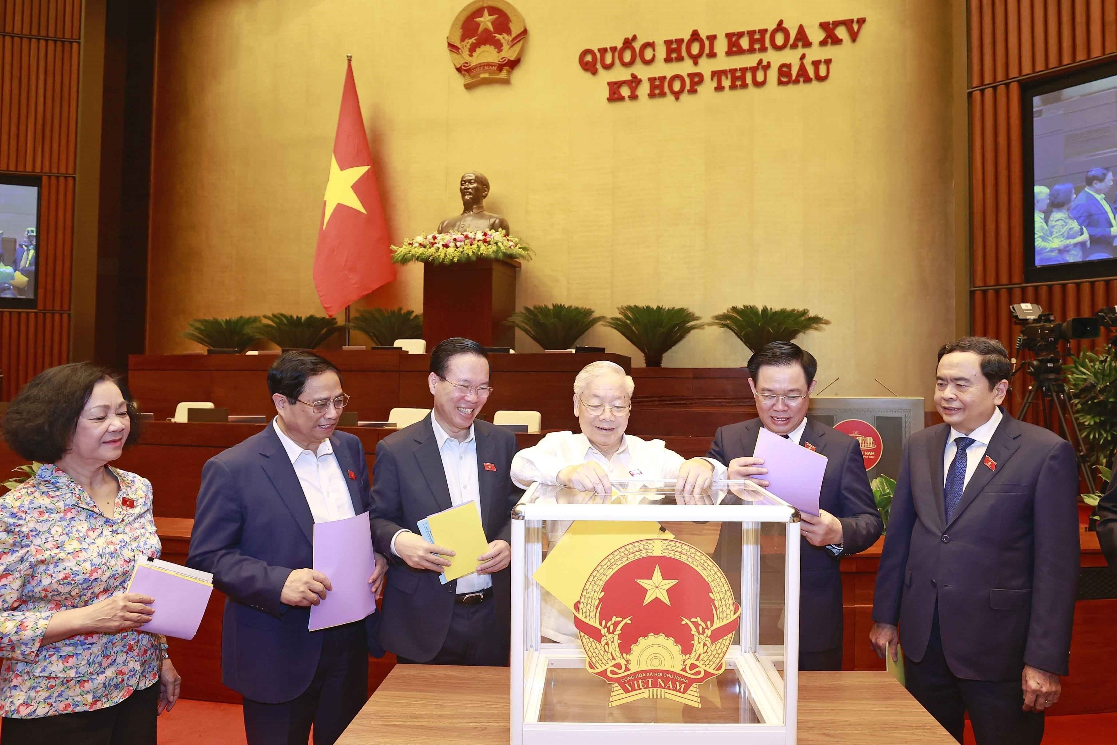 Hình ảnh Quốc hội lấy phiếu tín nhiệm 44 lãnh đạo