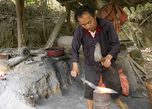 Mong people’s blacksmithing in Dien Bien recognized as National Heritage