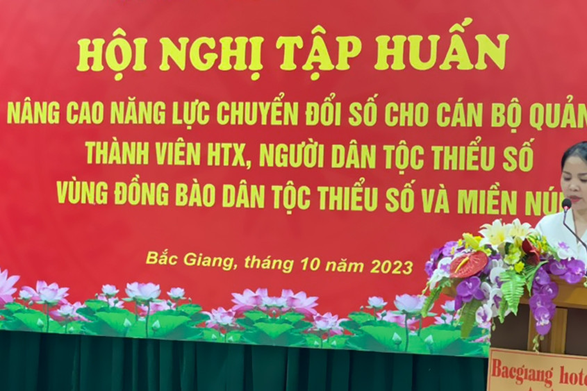 Nâng cao năng lực chuyển đổi số cho đồng bào dân tộc thiểu số, cán bộ hợp tác xã