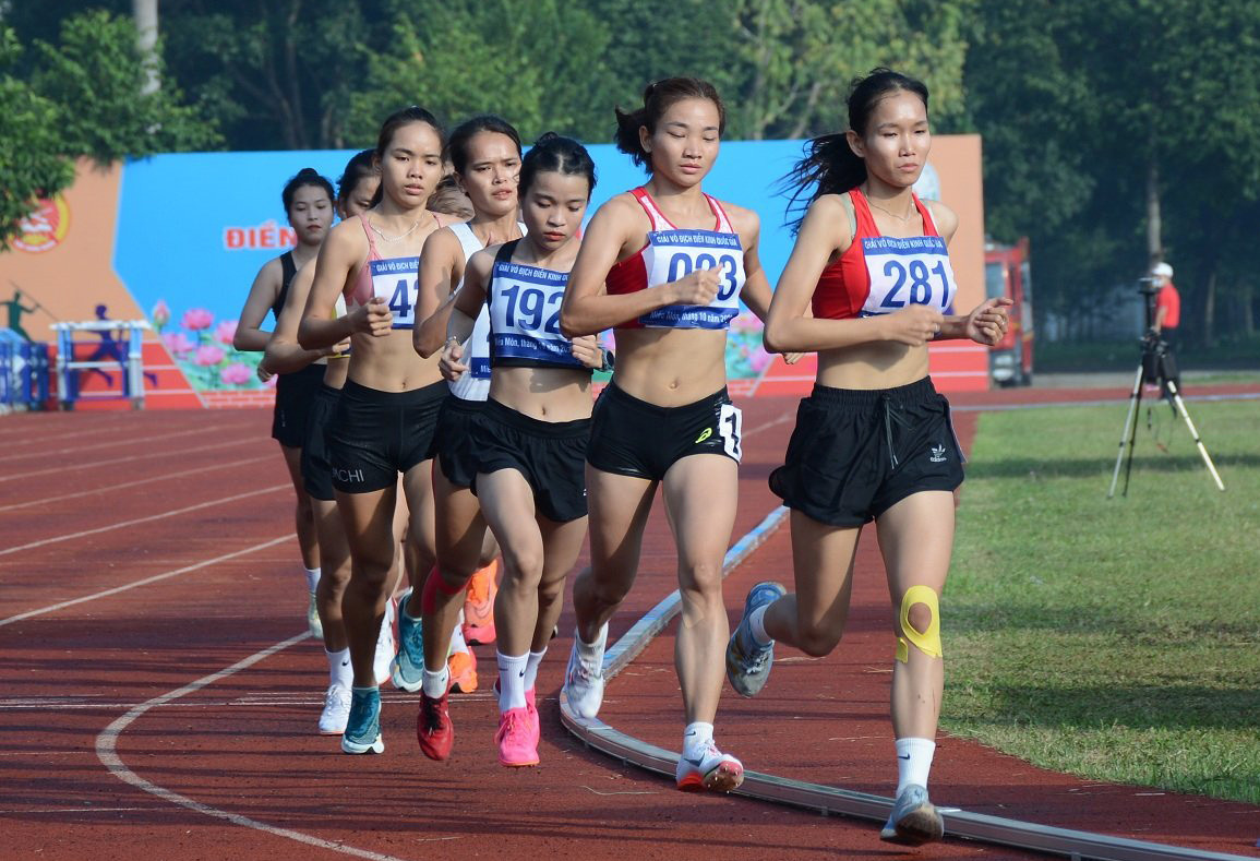 Nguyễn Thị Oanh vô đối, vượt HCV SEA Games ở đường chạy 5.000m