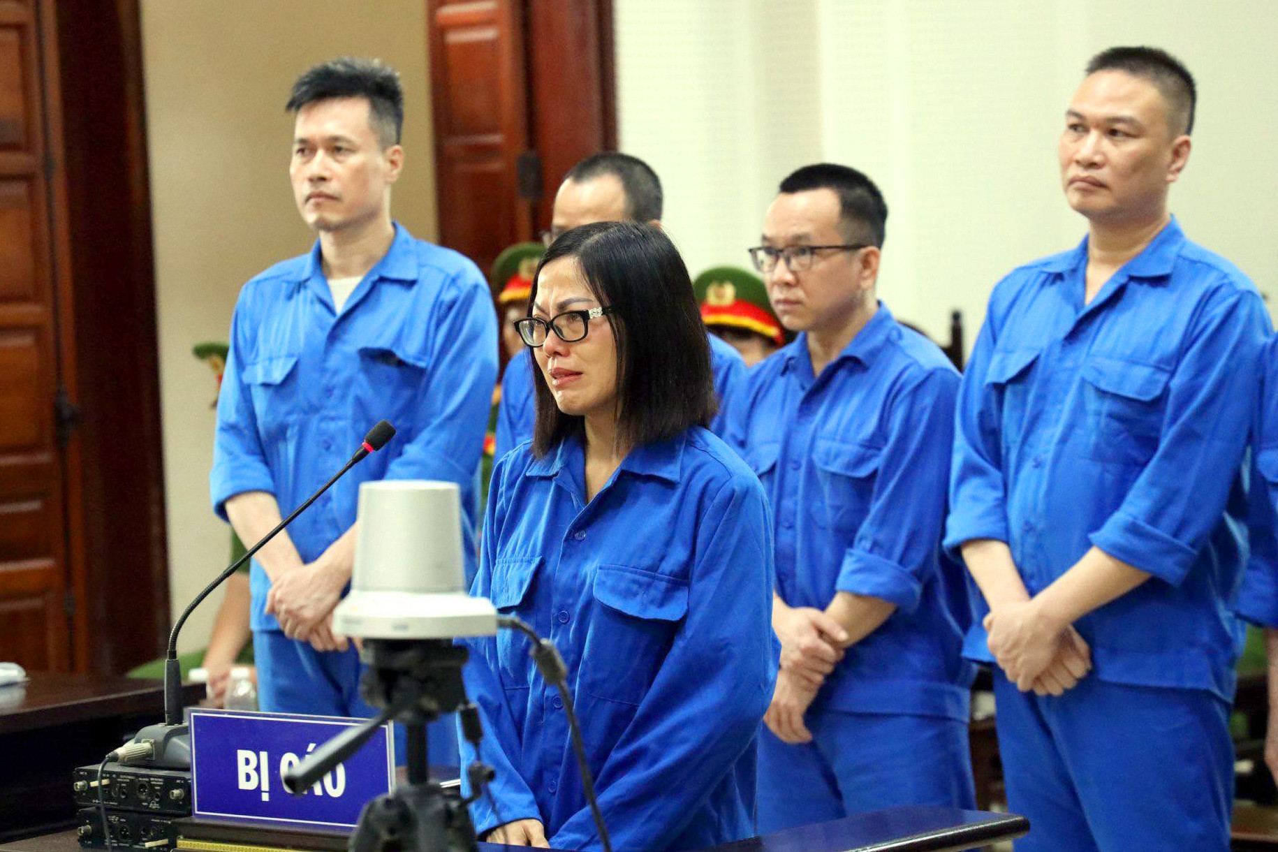 Nguyên Trưởng bộ phận thư ký tài chính Công ty AIC bật khóc tại tòa
