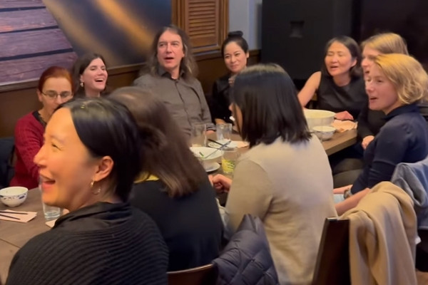 Những chàng trai, cô gái Đức hát tiếng Việt trong quán ăn ở Berlin