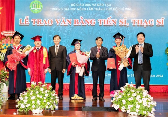 At a ceremony to grant doctoral degree at the Nong Lam University ảnh 1