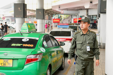 'Soi' camera tìm hành khách cầm thừa 34 triệu tại sân bay Nội Bài