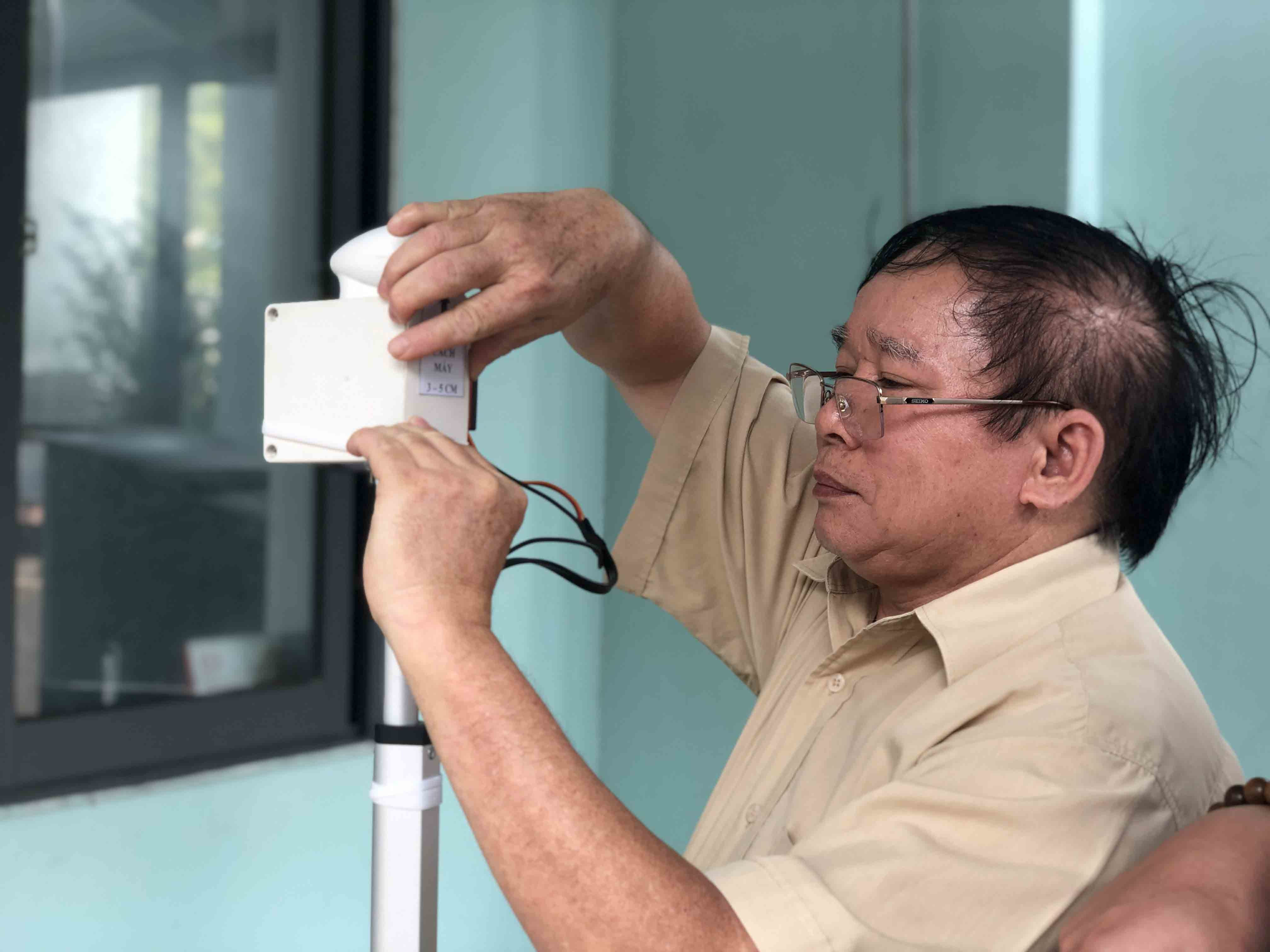 Cựu Thứ trưởng&nbsp;Giáo dục&nbsp;chế tạo&nbsp;máy đo thân nhiệt từ xa