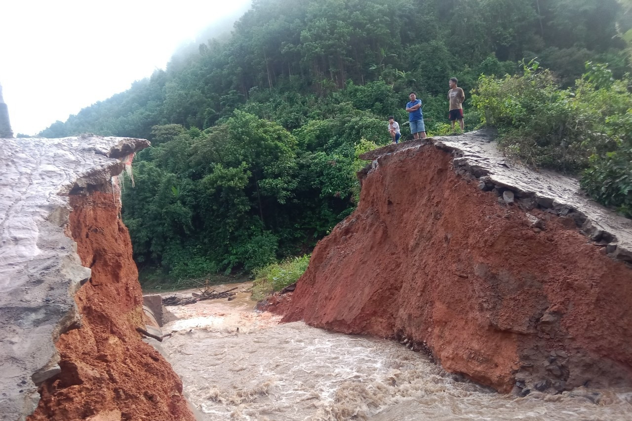 Vỡ đường tuần tra biên giới ở Quảng Trị, hàng chục hộ dân bị cô lập