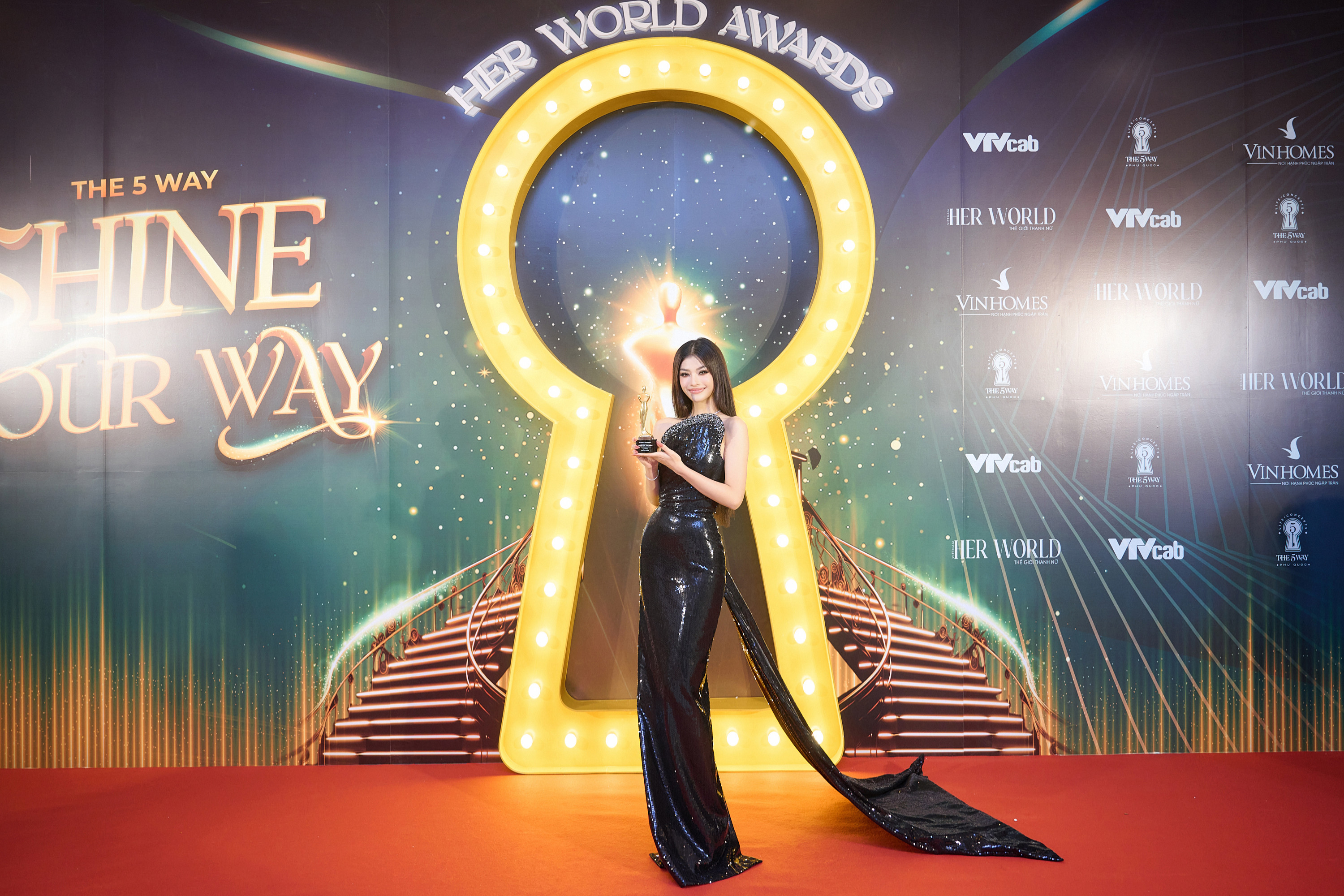 Lona Kiều Loan nhận giải ca sĩ của năm tại Her World Awards