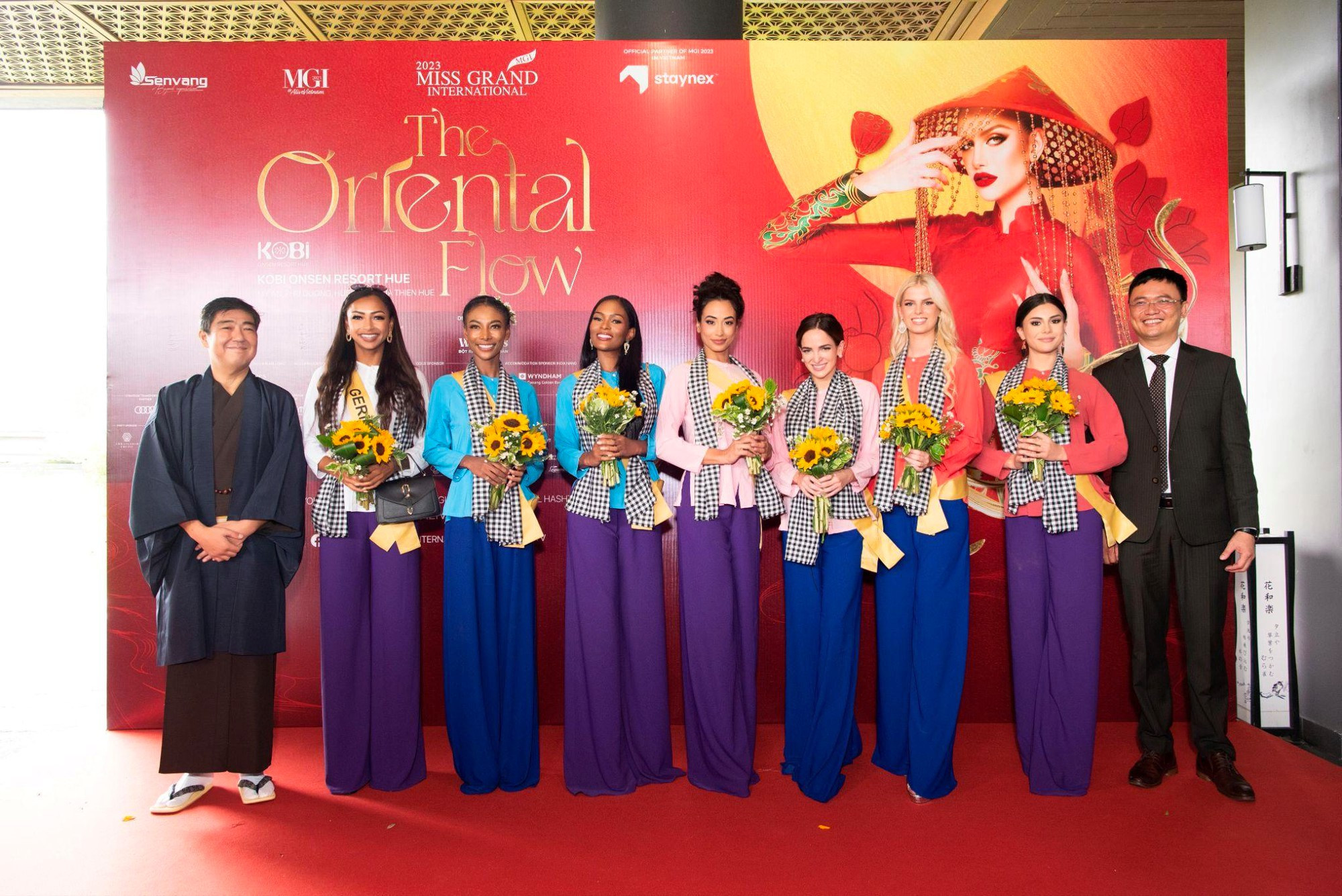Đại diện KOBI Onsen Resort Hue tặng hoa chào mừng các thí sinh Miss Grand International 2023