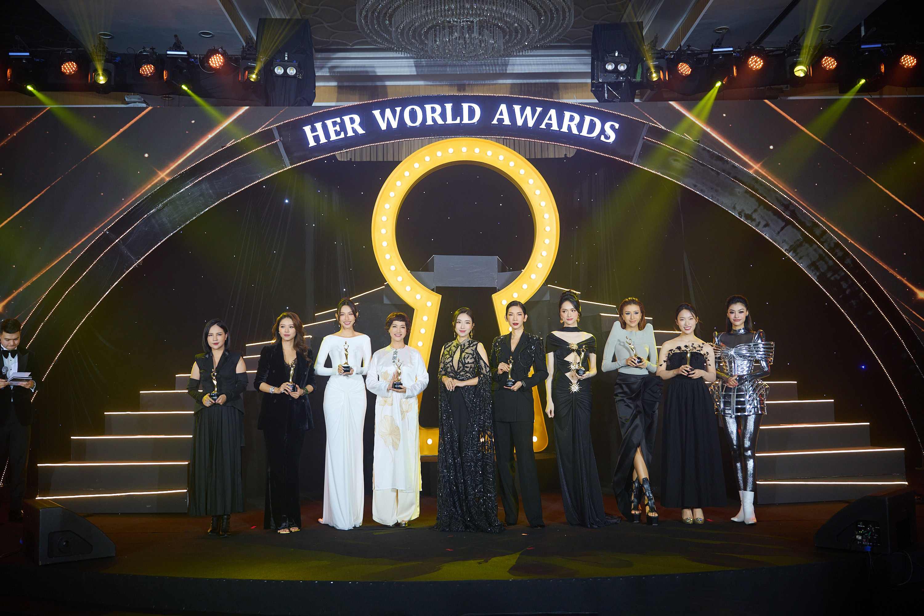 View - Lona Kiều Loan nhận giải ca sĩ của năm tại Her World Awards