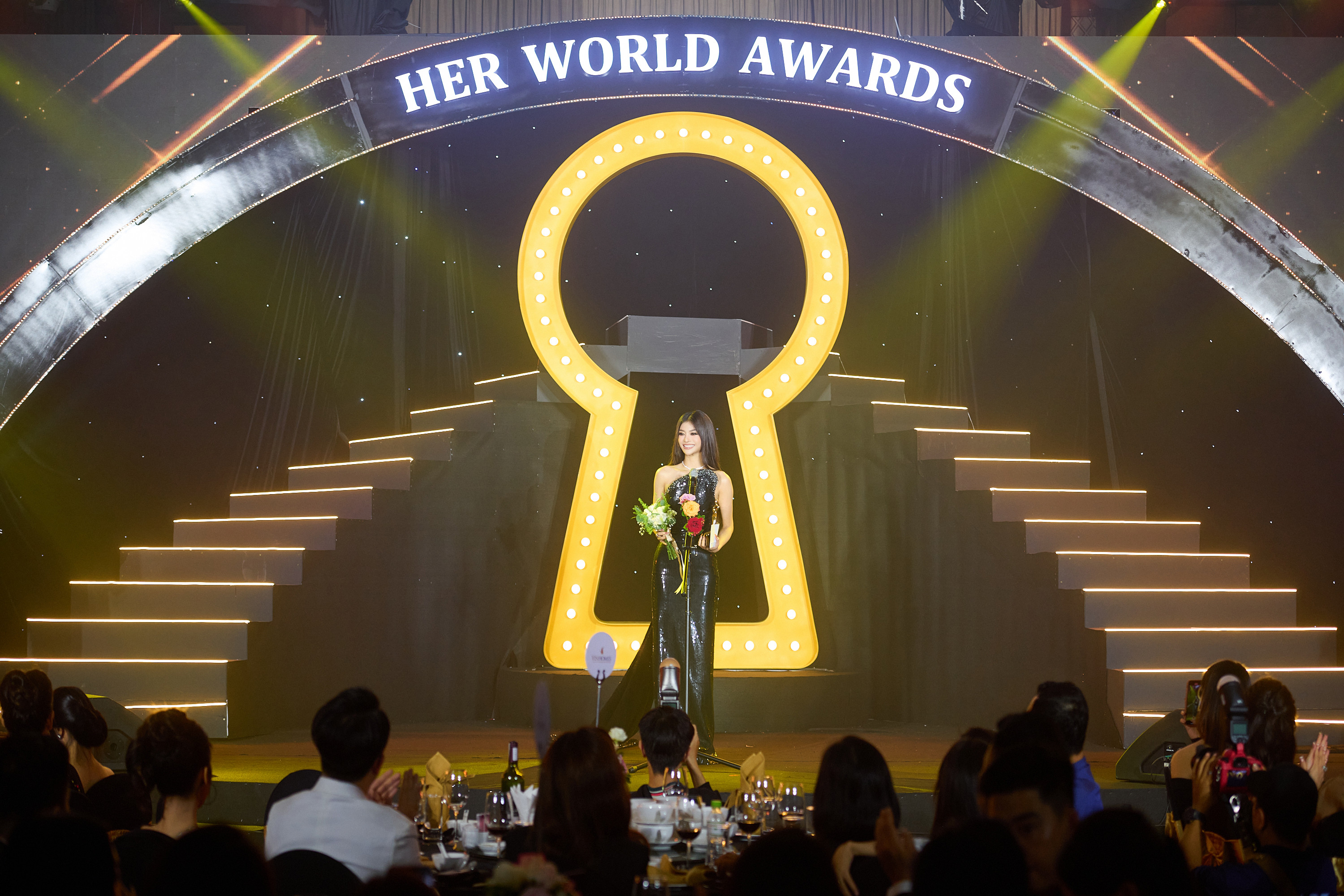 View - Lona Kiều Loan nhận giải ca sĩ của năm tại Her World Awards