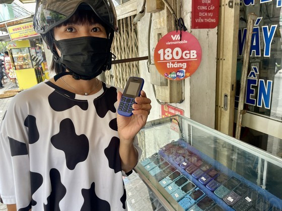 A customer is buying a SIM card with 2G technology in a phone shop in District 7 of HCMC (Photo: SGGP) ảnh 1