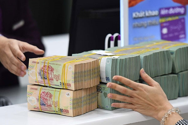 Bản tin kinh tế 26/10: Tiền gửi ngân hàng lập kỷ lục; hoàn thiện giá bán lẻ điện