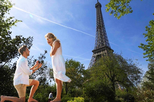 Bị mắc kẹt trên tháp Eiffel cùng bạn gái, nam du khách tranh thủ cầu hôn