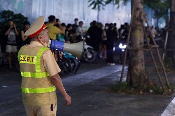 Cảnh sát gọi loa giải tán đám đông, hàng trăm thanh niên vẫn 'hóng chốt' 141