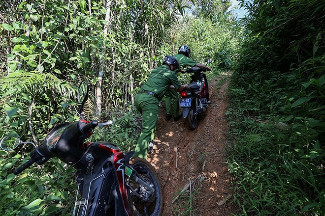 Cung đường 'lạnh gáy' men bờ vực thẳm nơi công an xã bám bản