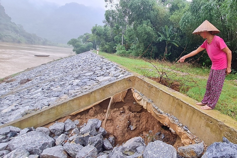 Kè 73 tỷ thi công dang dở sạt lở nghiêm trọng sau mưa lũ