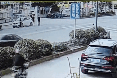 Tài xế phanh cháy lốp, cứu mạng bé trai lao sang đường đột ngột