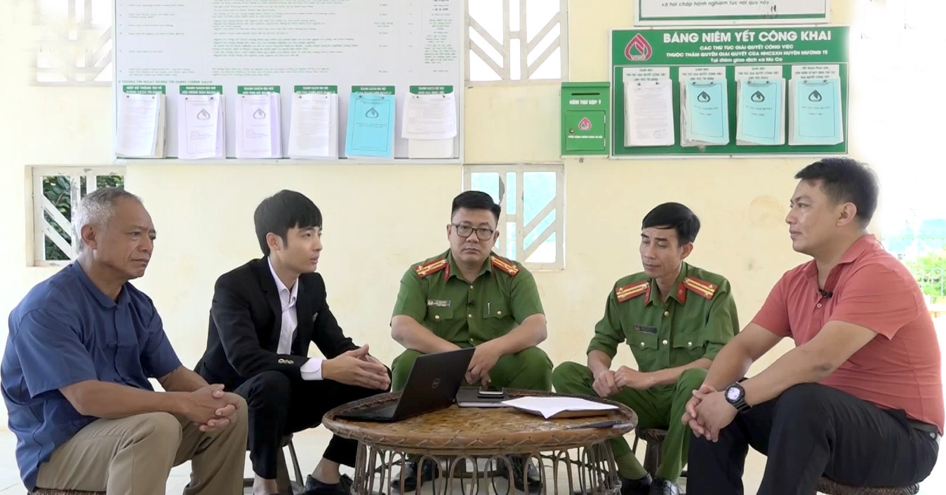 Trung tá Trần Văn Duy (giữa) trong một lần đi thăm bản.