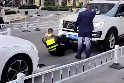 Bị nhắc nhở vì đỗ sai quy định, tài xế lao thẳng ô tô vào nhân viên bảo vệ