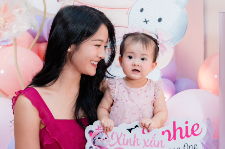 Con gái Karen Nguyễn lần đầu lộ mặt, thừa hưởng nét đẹp của bố mẹ