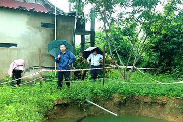Hố 'tử thần' sâu 12m xuất hiện trong vườn nhà dân ở Quảng Bình