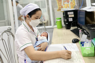 Hơn 40 ngày làm 'cha mẹ' chăm bé sơ sinh bị bỏ rơi sau 6 tiếng chào đời