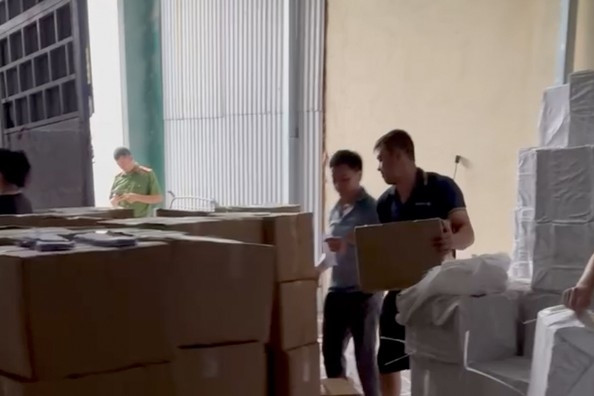 Khởi tố 2 vợ chồng buôn bán hàng giả số lượng lớn ở Hà Nội