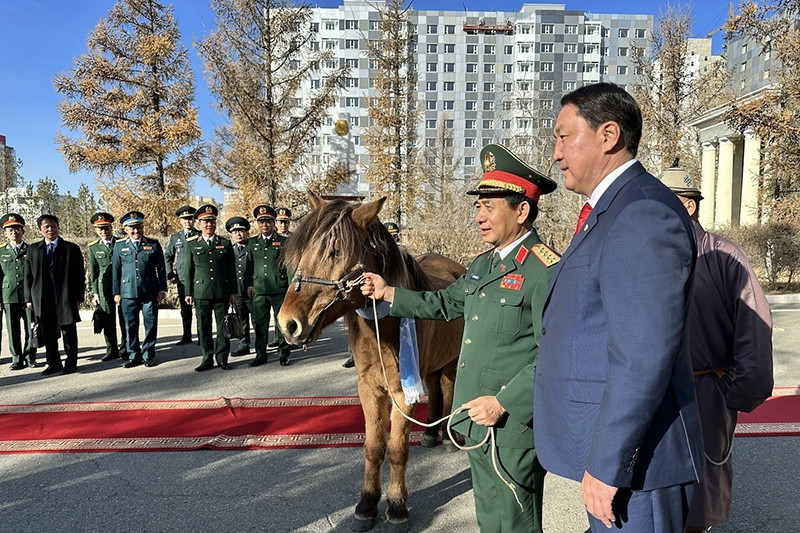 Món quà đặc biệt Bộ trưởng Quốc phòng Mông Cổ trao tặng Đại tướng Phan Văn Giang