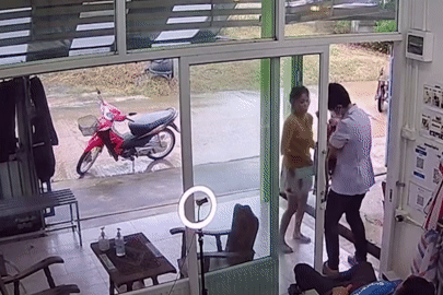 Người đàn ông cứu bé gái 2 tuổi bị hóc đồng xu trong tích tắc