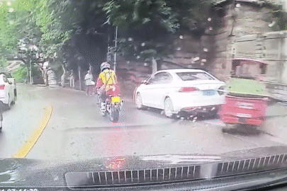 Người đi xe máy bất ngờ bị dây cáp siết cổ, hất văng xuống đường
