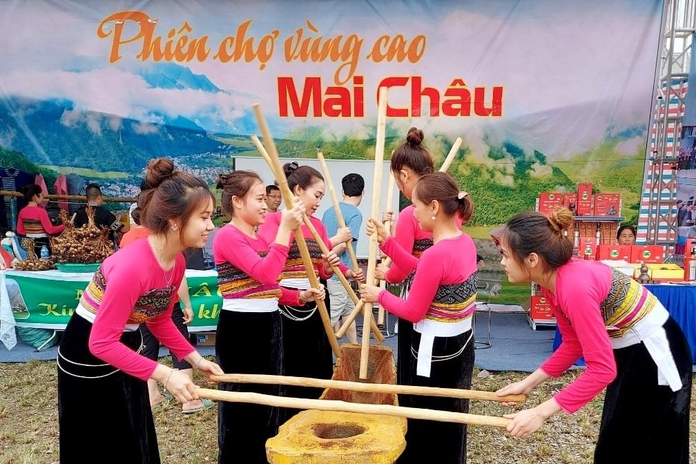 Phiên chợ vùng cao Hòa Bình: Cơ hội xúc tiến thương mại và kích cầu du lịch