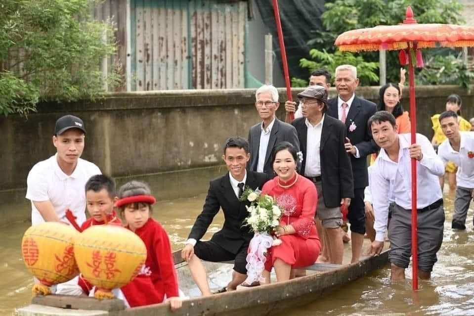 Quan khách xắn quần, đẩy ghe đưa cô dâu chú rể vào hội trường cưới ở Quảng Trị