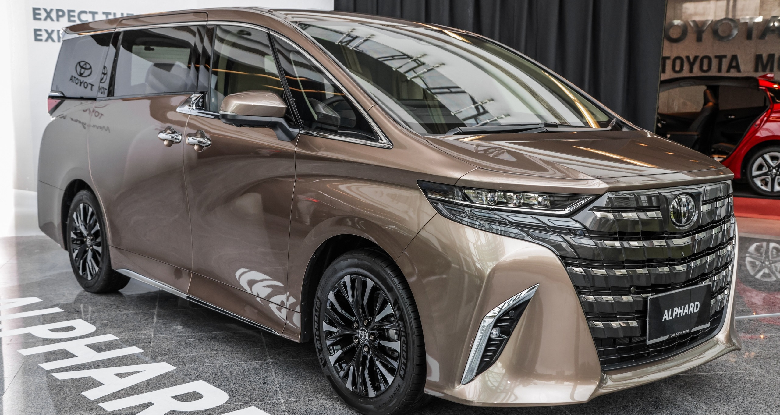 Giá xe Toyota Alphard 2024 tại Malaysia, rẻ hơn 2 tỷ so với Việt Nam
