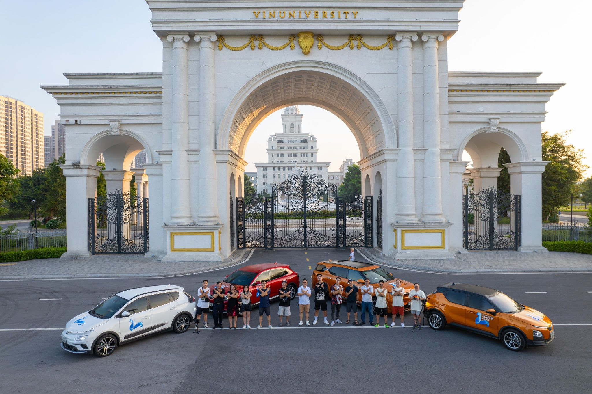 anh 1 xe dien vinfast xuyen viet.jpeg