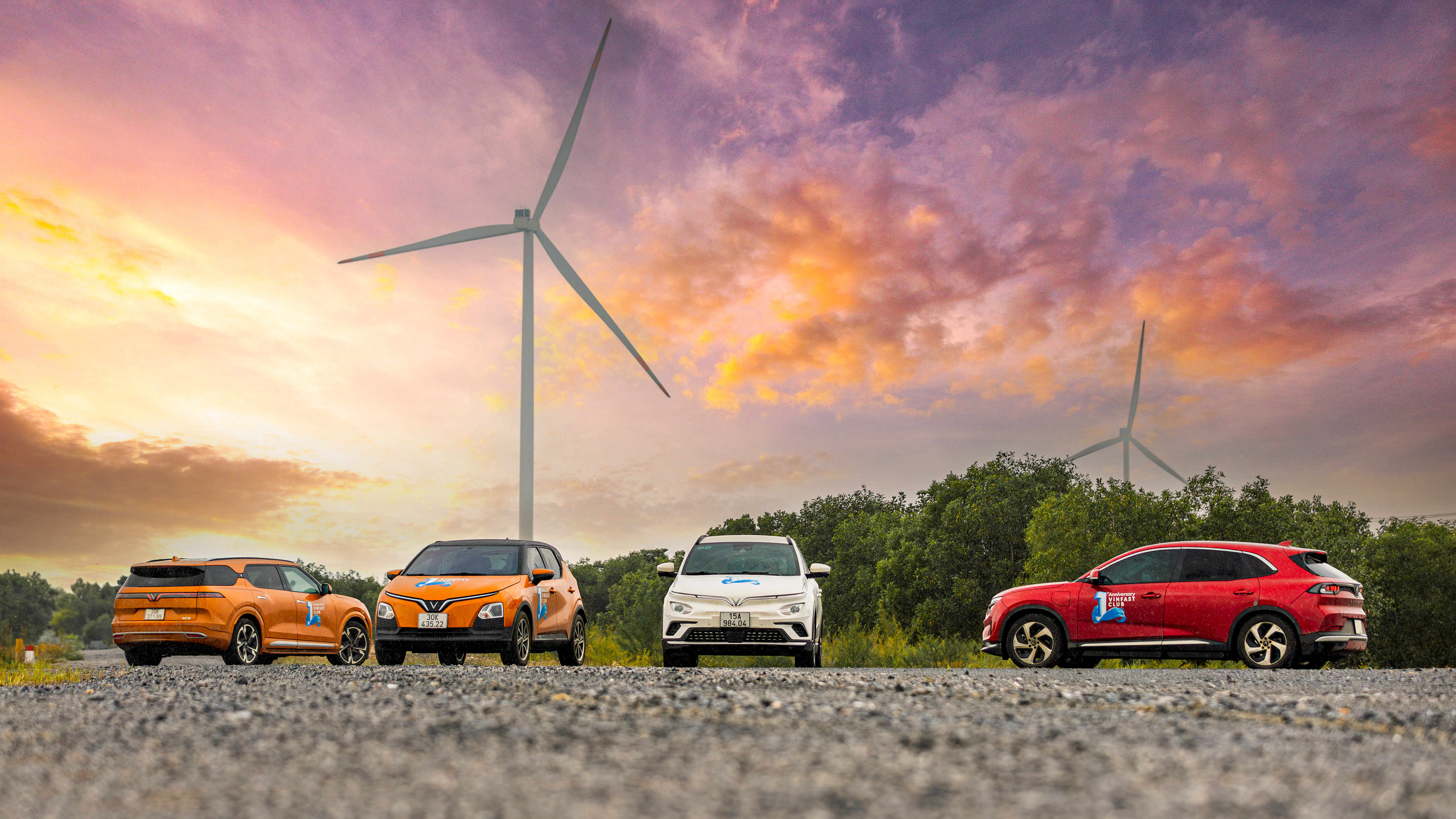 anh 3 xe dien vinfast xuyen viet.jpg