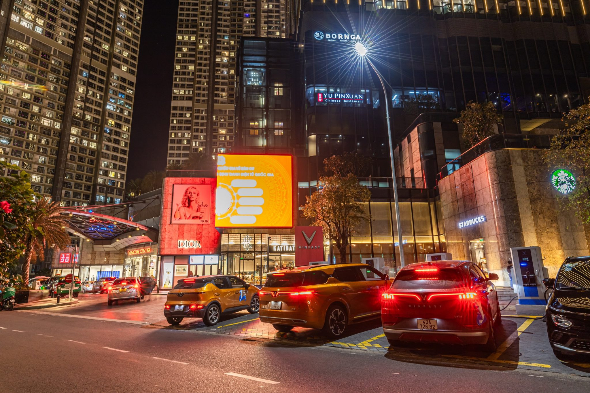 anh 5 xe dien vinfast xuyen viet.jpg