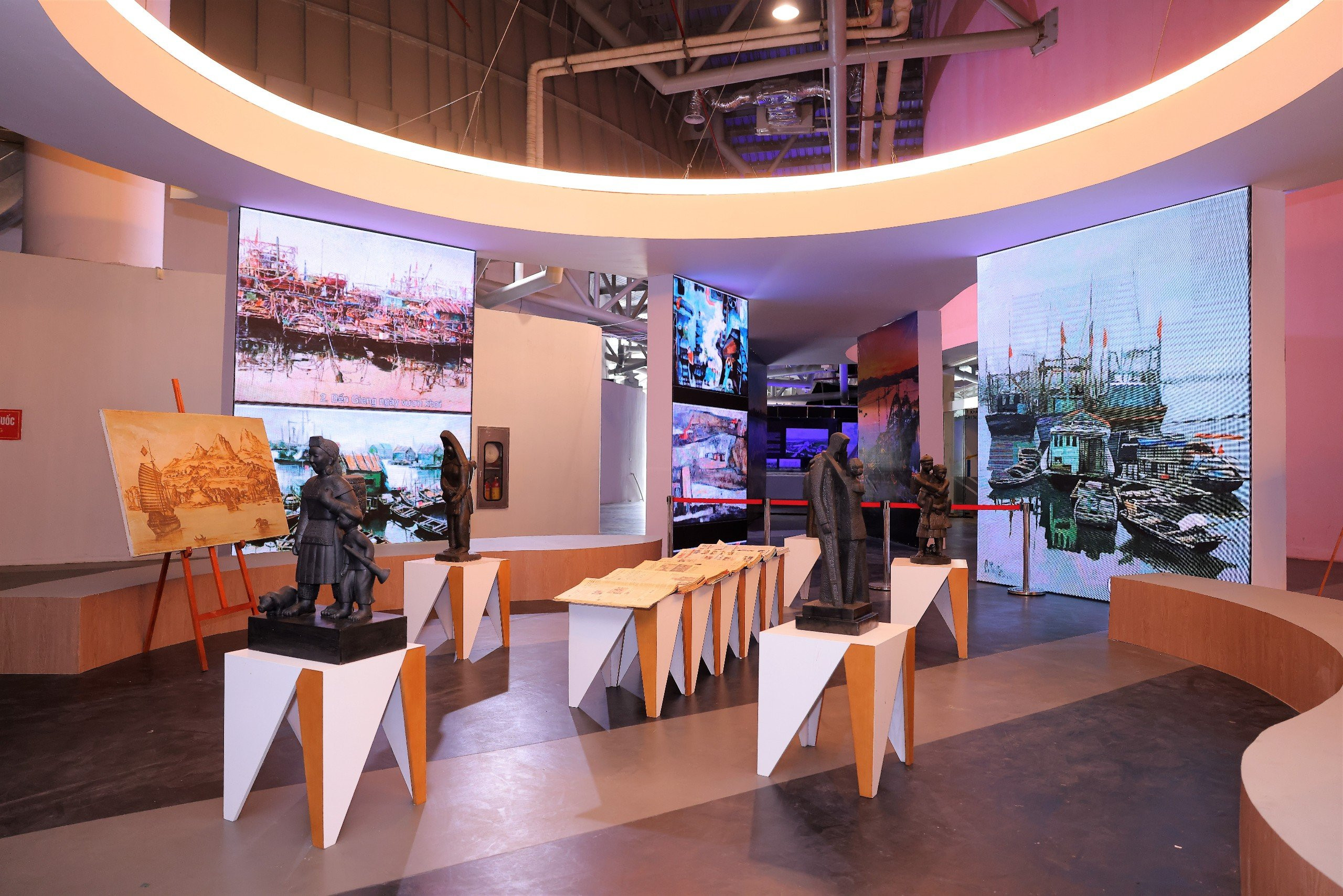 khong gian trung bay.jpg