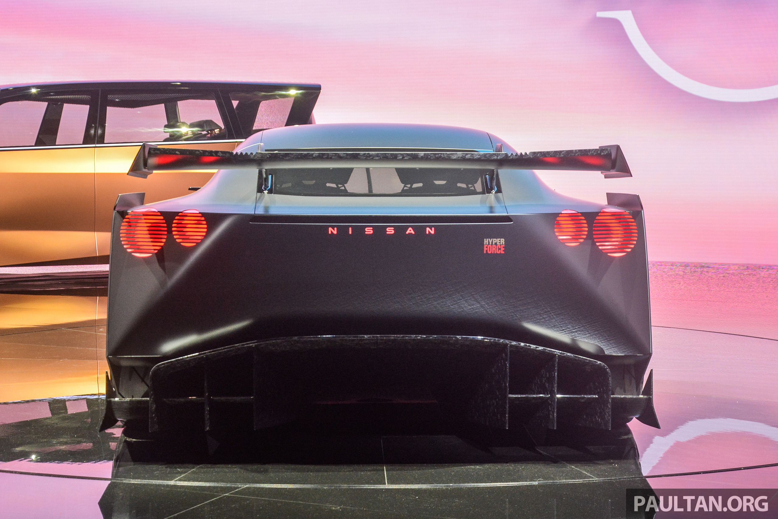 Mãn nhãn với mẫu xe của tương lai siêu nhẹ và hiện đại Nissan Hyper Force