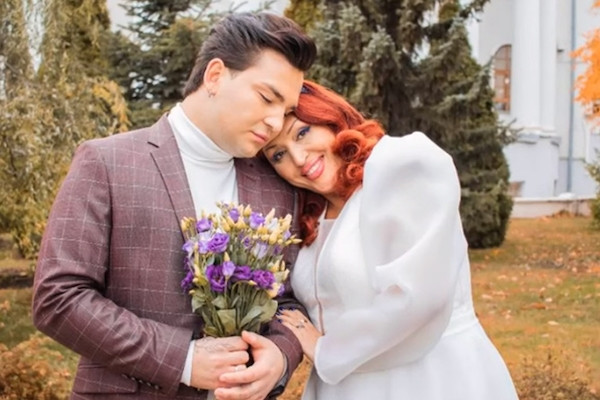 Nữ nhạc sĩ gây phẫn nộ vì kết hôn với con nuôi kém 31 tuổi