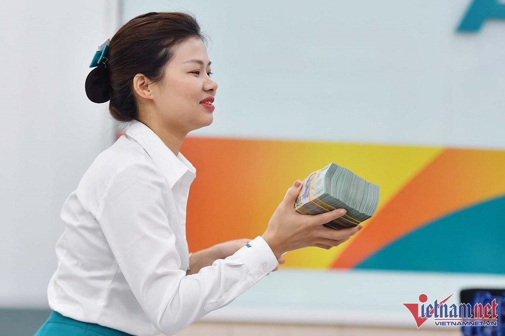 SBV withdraws VND230 trillion, dollar price under pressure