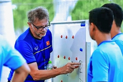 Tuyển Việt Nam: HLV Troussier chọn những ai cho canh bạc World Cup