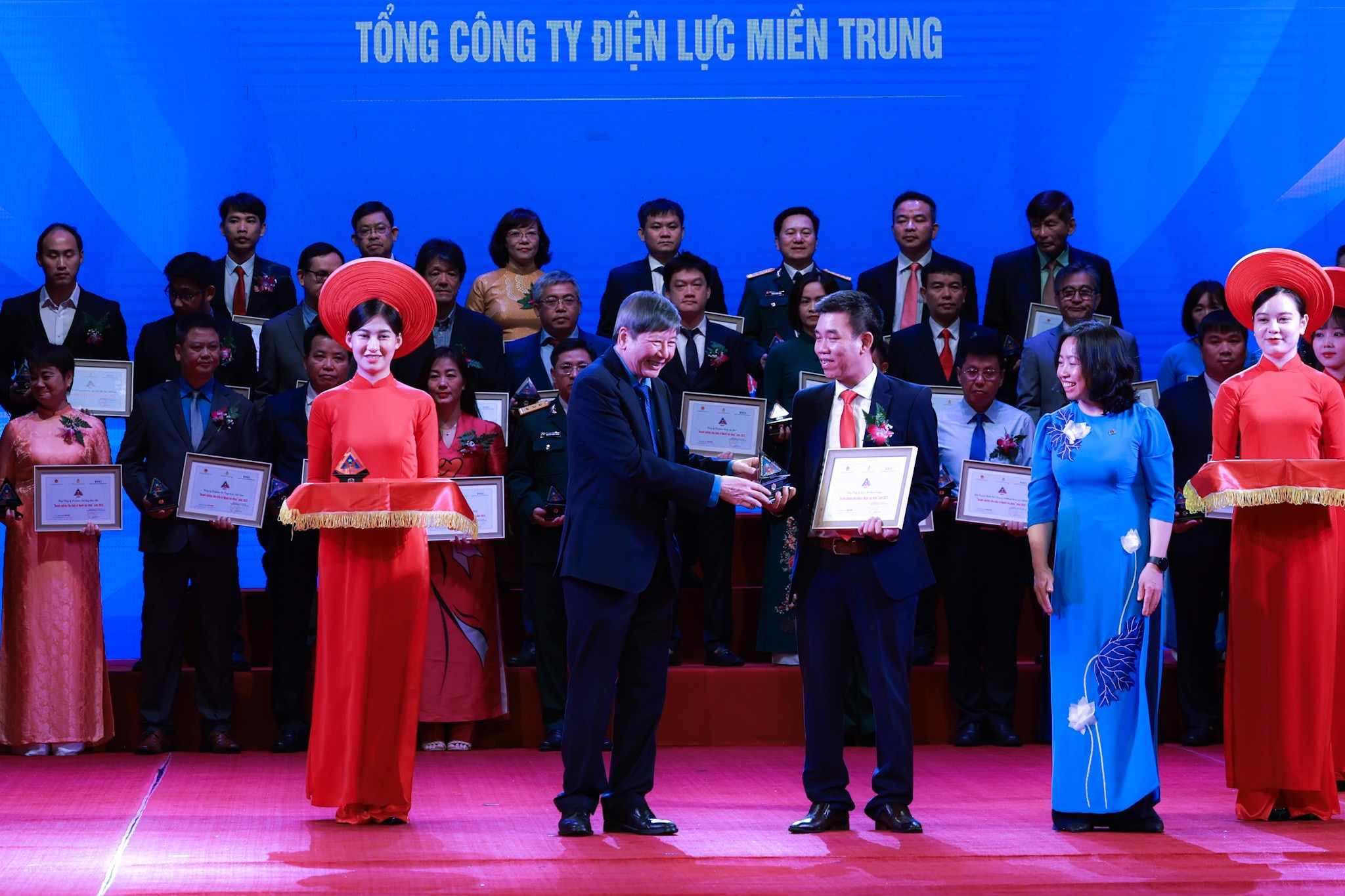 3012- lao động .jpeg